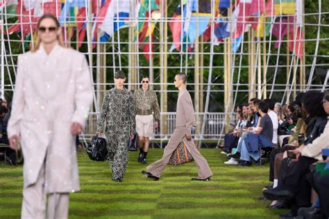 sfilata louis vuitton uomo parigi jardin|Louis Vuitton sul tetto della Maison de l’UNESCO di Parigi .